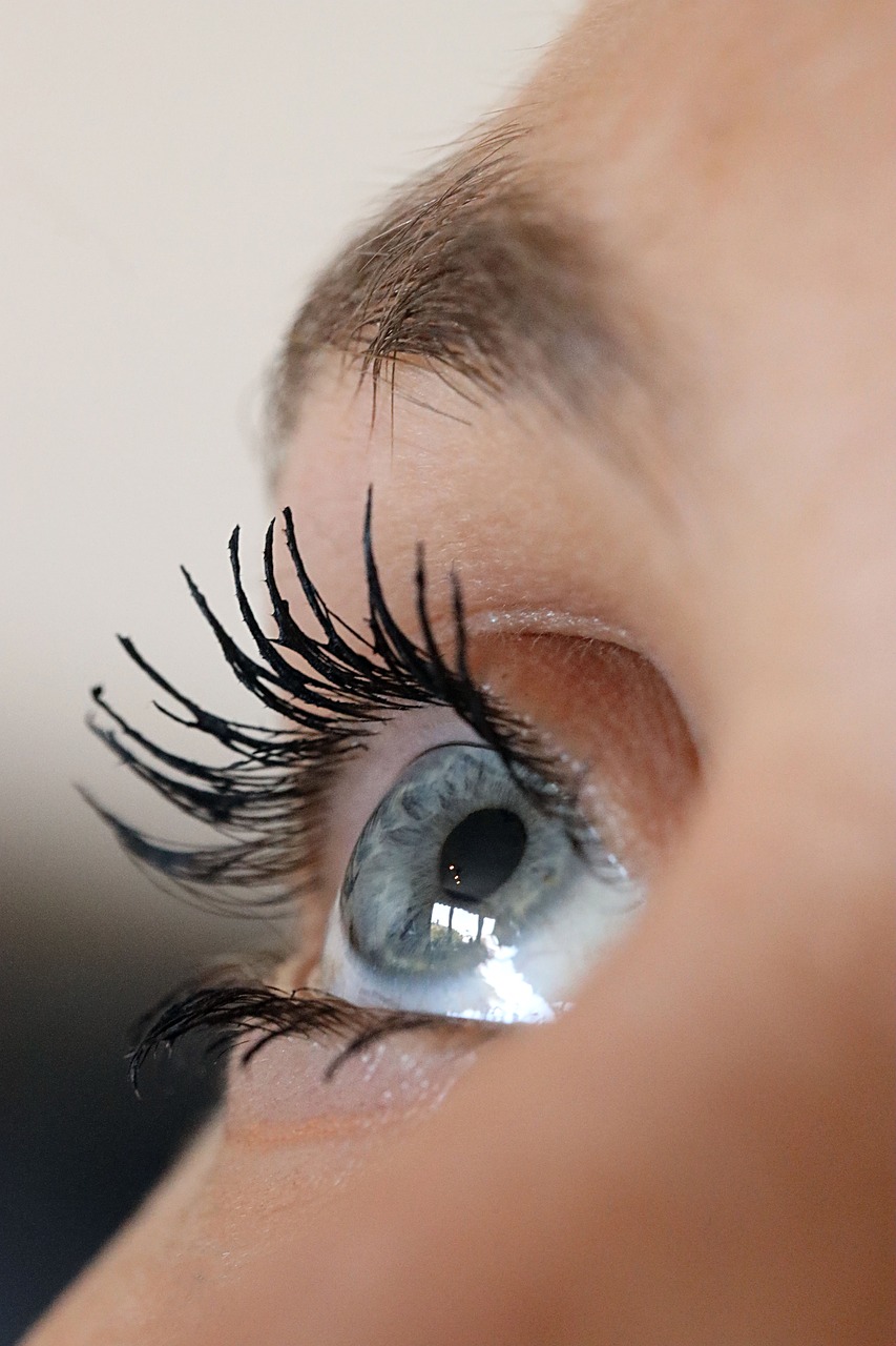 女性薄毛に悩む方におすすめのボリュームマスカラで分け目をカバーする方法は？