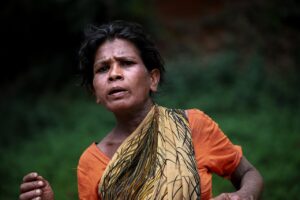 女性の薄毛で分け目が広がる原因と対策は？