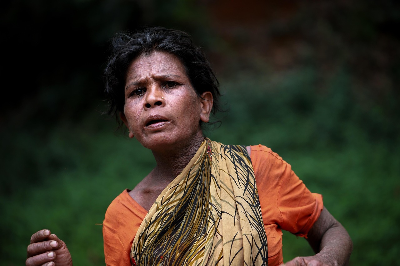 女性の薄毛で分け目が広がる原因と対策は？